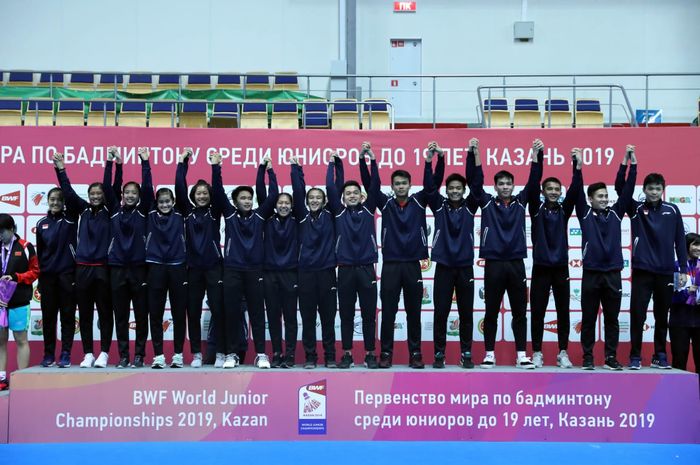 Tim bulu tangkis Indonesia berpose di podium setelah mengalahkan China 3-1 pada final beregu Kejuaraan Dunia Junior 2019 di Kazan, Rusia, Sabtu (5/10/2019).