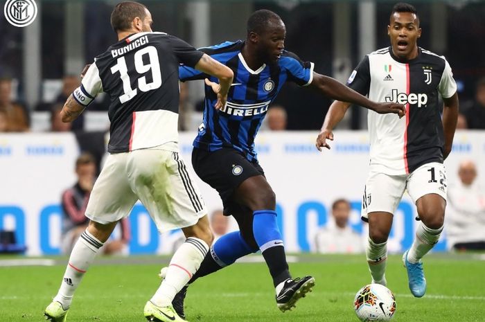 Penyerang Inter Milan, Romelu Lukaku, diapit oleh dua bek Juventus, Leonardo Bonucci dan Alex Sandro pada pertandingan Derby d'Italia di Stadion Giuseppe Meazza, Minggu (6/10/2019). 