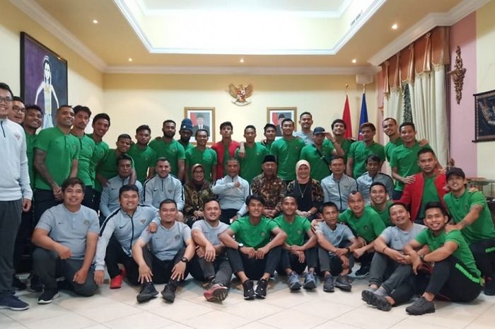 Timnas Indonesia mendapat sambutan hangat dari Konsulat Jendral (Konjen) dan Kedutaan Besar Republik Indonesia (Kedubes RI) di Uni Emirate Arab (UEA).