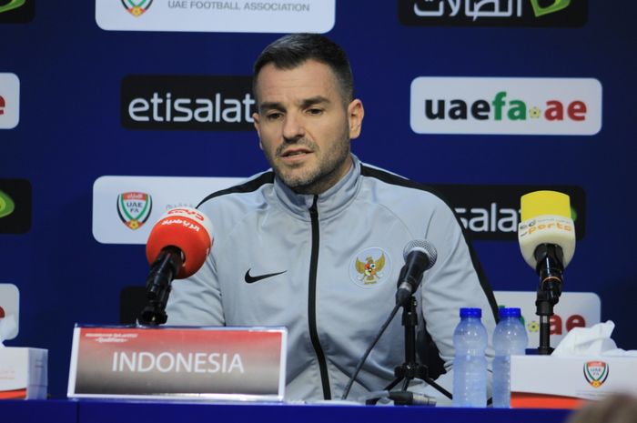 Pelatih timnas Indonesia, Simon McMenemy, dalam konferensi pers jelang laga melawan timnas UEA, Rabu (9/10/2019)