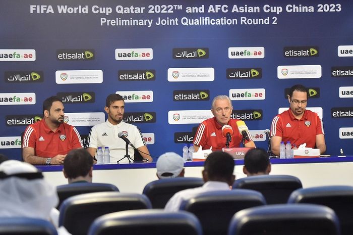 Suasana konferensi pers timnas Uni Emirat Arab yang dihadiri pelatih Bert van Marwijk, Rabu (9/10/2019).