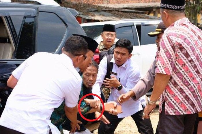 Detik-detik Menteri Wiranto diserang orang tak dikenal saat di Pandeglang.