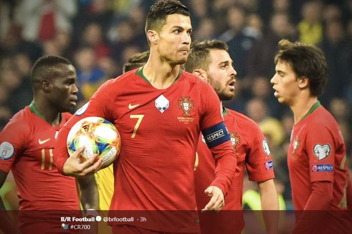Ekspresi megabintang timnas Portugal, Cristiano Ronaldo, usai laga Grup B Kualifikasi Euro 2020 melawan timnas Ukraina di Stadion NSK Olimpiyskyi, Senin (14/10/2019).