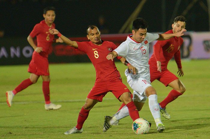 Pesepak bola Timnas Indonesia Riko Simanjuntak (kedua kiri) berebut bola dengan pesepak bola Timnas Vietnam Pham Duc Hui (kedua kanan) dalam pertandingan Grup G Kualifikasi Piala Dunia 2022 zona Asia di Stadion I Wayan Dipta, Gianyar, Bali, Selasa (15/10/2019). Indonesia kalah dari Vietnam dengan sk