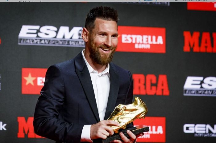 Kapten Barcelona, Lionel Messi menerima penghargaan sebagai pemegang Sepatu Emas Eropa atau Europa Golden Shoe.