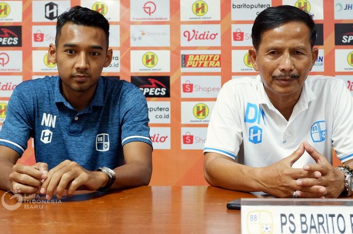 Pelatih Barito Putera, Djadjang Nurdjaman alias Djanur (kanan), memberikan keterangan saat konferensi pers sebelum lawan PSIS Semarang pada pekan ke-24 Liga 1 2019.