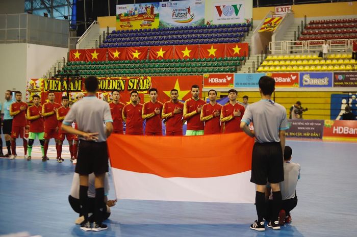 Para pemain timnas futsal Indonesia jelang laga kontra Malaysia pada laga pertama fase penyisihan Piala AFF Futsal 2019 di Phu Tho Indoor Stadium, Ho Chi Minh City, Vietnam, 21 Oktober 2019.