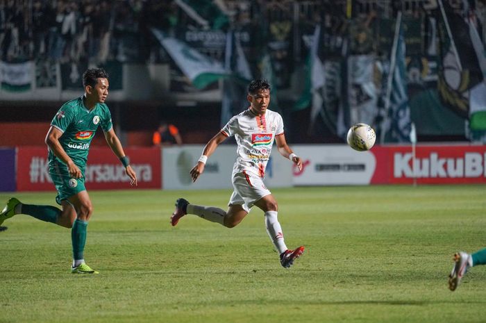 Aksi Sandi Darman Sute alias Sandi Sute (kanan) saat Persija Jakarta dijamu PSS Sleman pada lanjutan Liga 1 2019 pekan ke-24 di Stadion Maguwoharjo, Sleman, Kamis (24/10/2019).