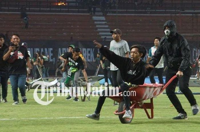 Suporter Persebaya Surabaya, Bonek, memasuki lapangan dan merusak sejumlah fasilitas stadion usai timnya kalah dari PSS Sleman dengan skor 2-3 pada pekan ke-25 Liga 1 2019.