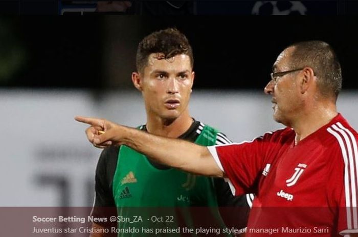Maurizio Sarri memberikan instruksi kepada Cristiano Ronaldo.