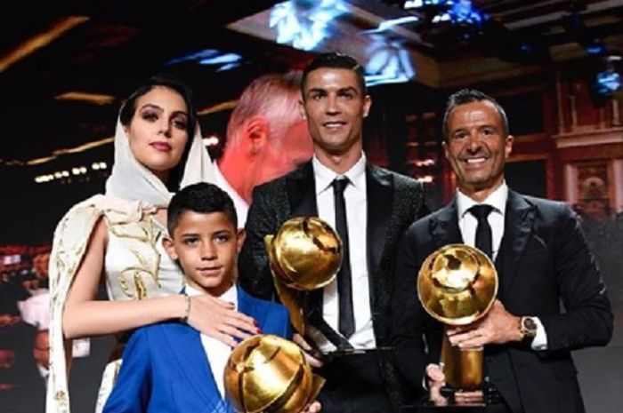 Cristiano Ronaldo Jr bersama sang ayah, Georgina Rodriguez dan agen Cristiano Ronaldo, Jorge Mendez.
