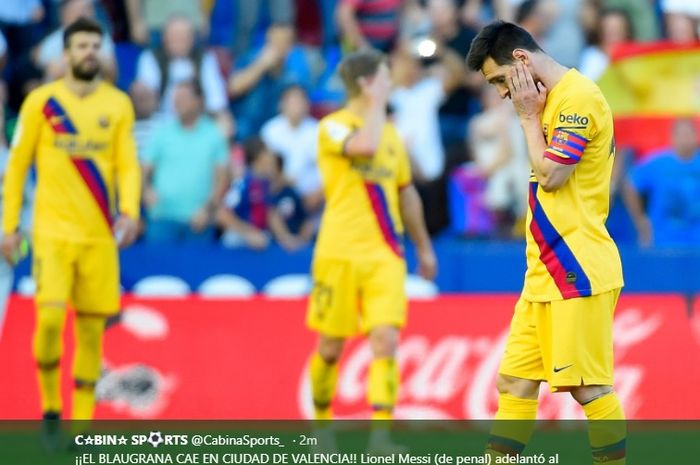 Lionel Messi tampak tertunduk lesu usai timnya, Barcelona takluk 1-3 dari Levante dalam lanjutan pertandingan pekan ke-12 Liga Spanyol di Stadion Ciutat de Valencia, Sabtu (2/11/2019).