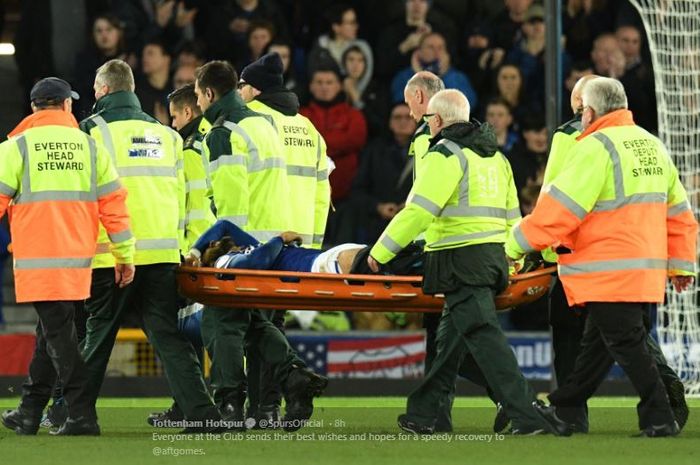 Gelandang Everton, Andre Gomes, ditandu keluar lapangan usai mengalami cedera dalam laga pekan ke-11 Liga Inggris melawan Tottenham Hotspur di Goodison Park, 3 November 2019.