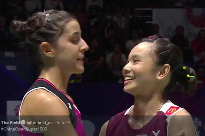 Carolina Marin (kiri) dan Tai Tzu Ying ketika bertemu dalam final turnamen bulu tangkis China Open 2019 di Olympic Sports Center Gymnasium, Changzhou, 22 September 2019.