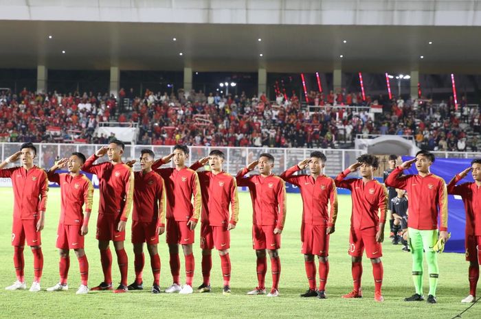 Timnas U-19 Indonesia saat menyanyikan lagu kebangsaan menjelang kick-off pertandingan.
