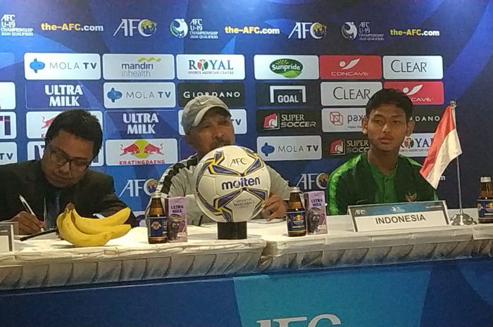 Pelatih dan pemain timnas U-19 Indonesia, Fakhri Husaini serta Muhammad Salman Alfarid.