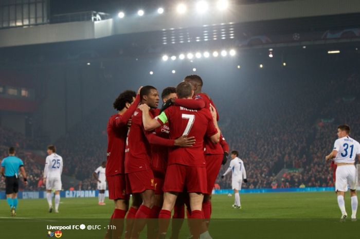 Para pemain Liverpool merayakan gol yang dicetak oleh Georginio Wijnaldum ke gawang Genk pada matchday keempat Liga Champions di Stadion Anfield, Selasa (5/11/2019).