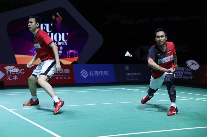 Pasangan ganda putra Indonesia, Mohammad Ahsan/Hendra Setiawan, bertanding pada babak pertama Fuzhou China Open 2019 di Haixia Sports Center, China, Rabu (6/11/2019). 