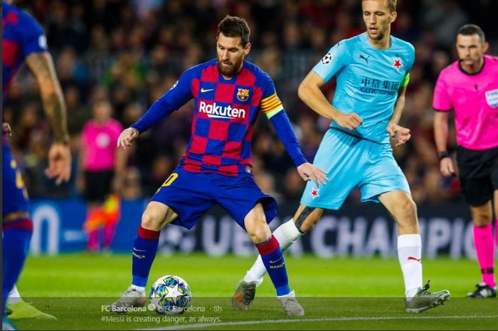 Kapten FC Barcelona, Lionel Messi, memegang kendali bola dalam laga Liga Champions melawan Slavia Praha di Stadion Camp Nou, 6 November 2019.