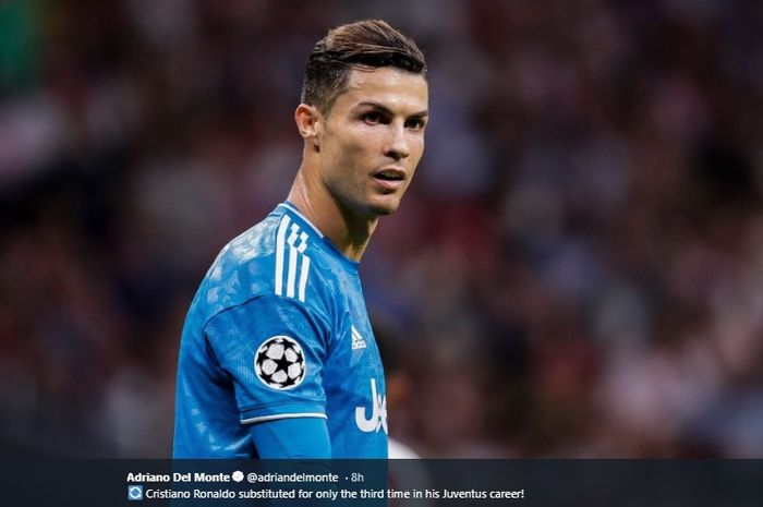 Penyerang Juventus, Cristiano Ronaldo, kala membela timnya melawan Lokomotiv Moskva pada matchday keempat Liga Champions 2019-2020.