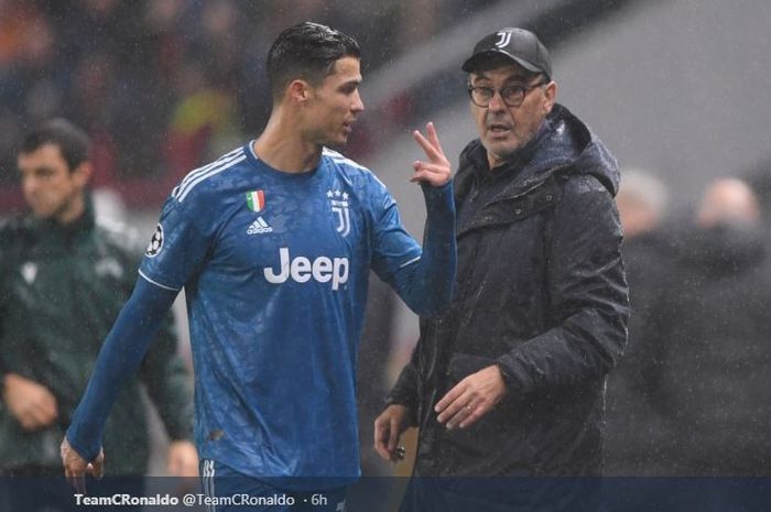 Megabintang Juventus, Cristiano Ronaldo, berbicara dengan pelatih Maurizio Sarri seusai diganti dalam laga Grup D Liga Champions di Stadion Lokomotiv, Rabu (6/11/2019).