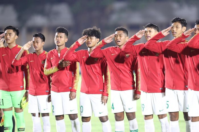 Skuat timnas U-19 Indonesia menyanyikan lagu Indonesia Raya saat menghadapi Hong Kong pada laga kedua Grup K Kualifikasi Piala Asia U-19 2020 di Stadion Madya, Kompeks Gelora Bung Karno, Senayan, Jakarta Pusat, Jumat (8/11/2019),