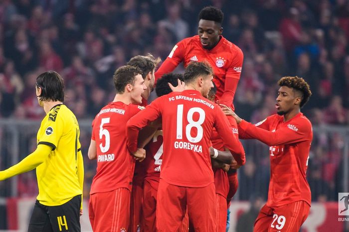 Para pemain Bayern Muenchen merayakan gol Robert Lewandowski dalam laga pekan ke-11 Bundesliga melawan Borussia Dortmund di Allianz Arena, 10 November 2019.