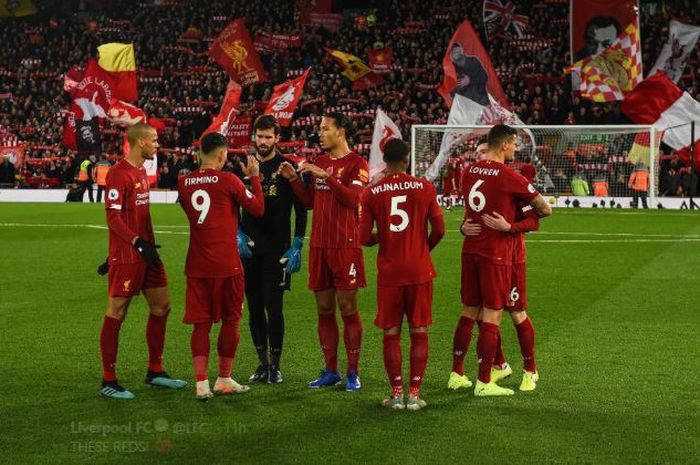 Para pemain Liverpool FC merayakan kemenangan seusai mengalahkan Manchester City di Stadion Anfield, pada lanjutan Liga Inggris, 10 November 2019.