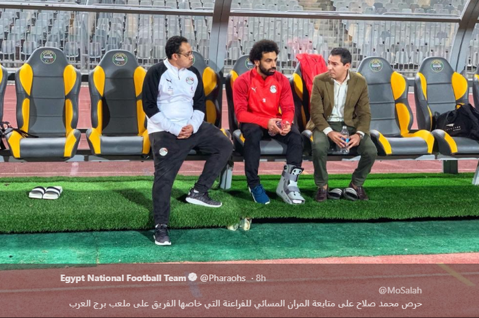 Mohamed Salah (tengah) menggunakan boot pelindung di kaki kirinya karena cedera engkel yang didapatkannya sebulan lalu.