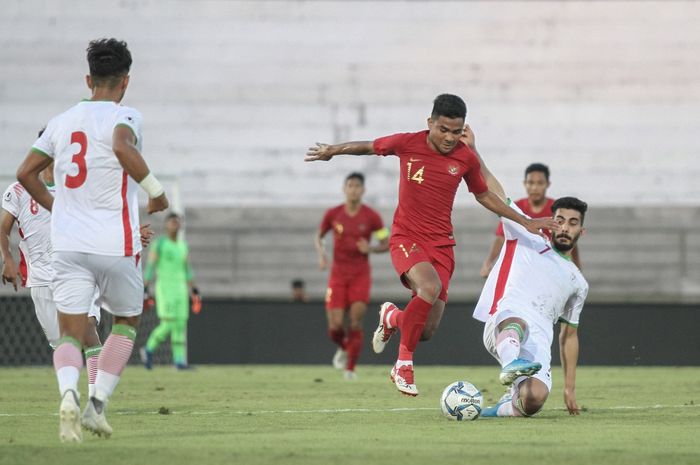 Pemain timnas U-22 Indonesia, Asnawi Mangkualam dijegal pemain timnas U-23 Iran, Reza Shekari, di Stadion Kapten I Wayan Dipta, Gianyar, Rabu (13/11/2019).