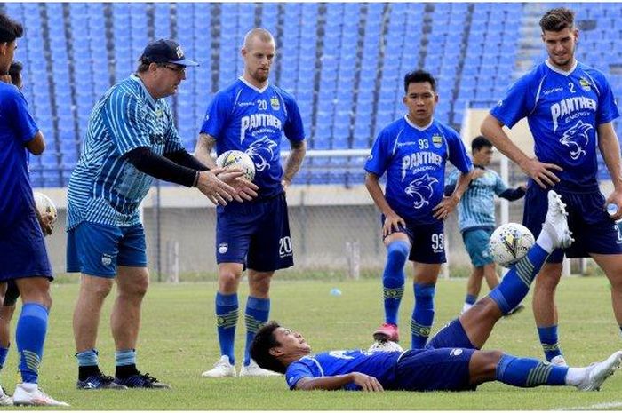 Pelatih Persib Bandung, Robert Rene Alberts, memimpin latihan anak asuhnya di Stadion Si Jalak Harupat, Kabupaten Bandung pada Minggu (17/11/2019).