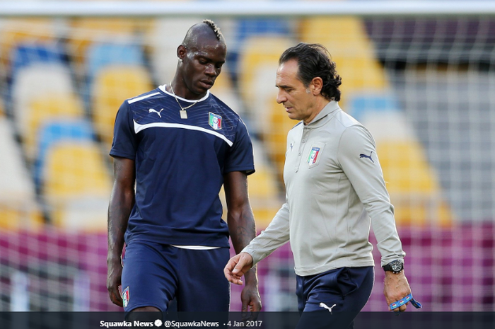 Mario Balotelli (Kiri) ddan Cesare Prandelli dalam sesi latihan timnas Italia.