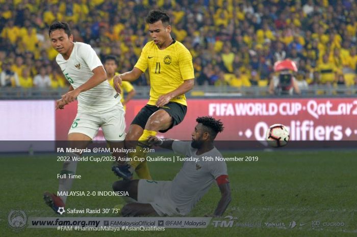 Dua bek timnas Indonesia, Yanto Basna (kanan) dan Ricky Fajrin, mengadang pemain Malaysia, Safawi Rasid, pada laga Kualifikasi Piala Dunia 2022 di Stadion Bukit Jalil, 19 November 2019.