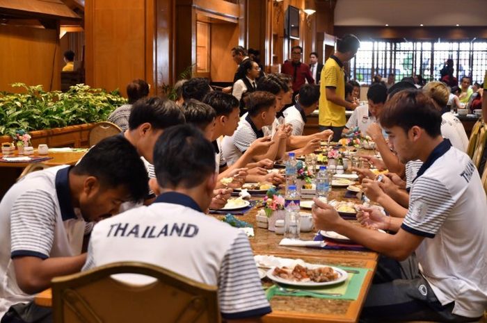 Timnas U-22 Thailand mengeluhkan penyediaan makanan dan air di hotel SEA Games 2019.