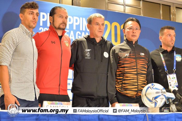 Para pelatih dari tim-tim canag sepak bola putra grup A SEA Games 2019. Dari kiri: Felix Dalmas (Kamboja), Felizar Popov (Myanmar), Fabiano Flora (Timor Leste), dan Ong Kim Swee (Malaysia)
