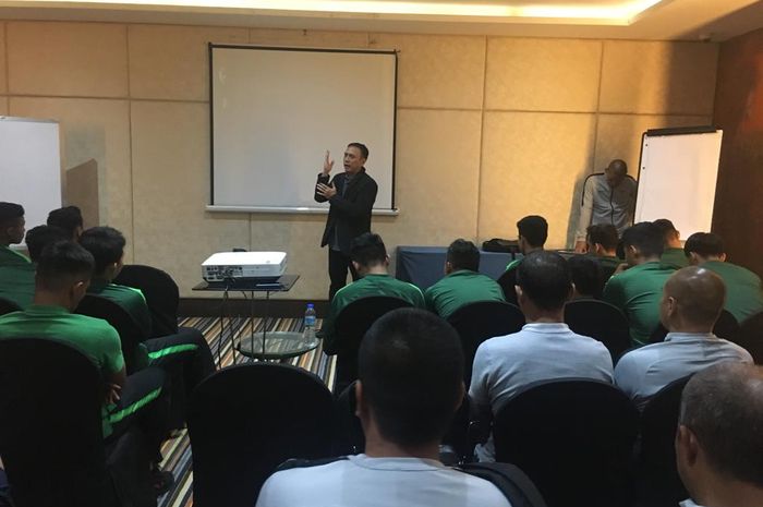 Ketua Umum PSSI, Mochamad Iriawan alias Iwan Bule memberikan motivasi ke skuad timnas U-22 Indonesia di Manila, Filipina, Senin (24/11/2019).