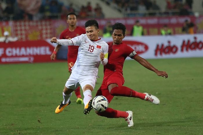 Bek Vietnam, Nguyen Trong Hoang melawan pemain timnas U-22 Indonesia.