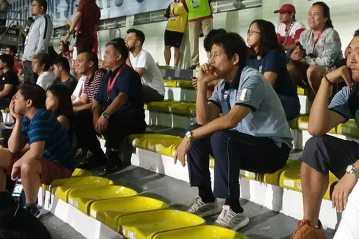 Pelatih timnas Thailand, Akira Nishino, menyaksikan laga timnas U-22 Indonesia vs Vietnam dalam matchday ketiga Grup B SEA Games 2019 di Stadion Rizal Memorial, Minggu (1/12/2019).