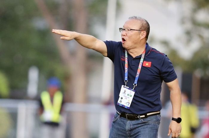 Pelatih timnas U-22 Vietnam, Park Hang Seo, memberikan arahan kepada pemainnya saat tampil di SEA Games 2019.