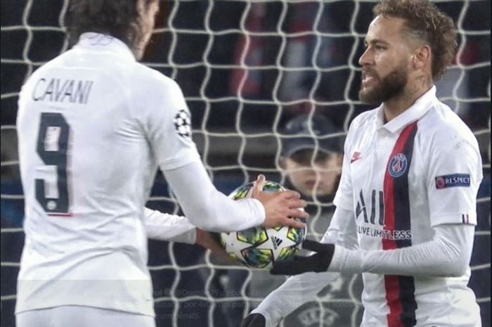 Penyerang Paris Saint-Germain, Edinson Cavani (paling kiri), menerima bola dari Neymar pada laga versus Galatasaray di Liga Champions.