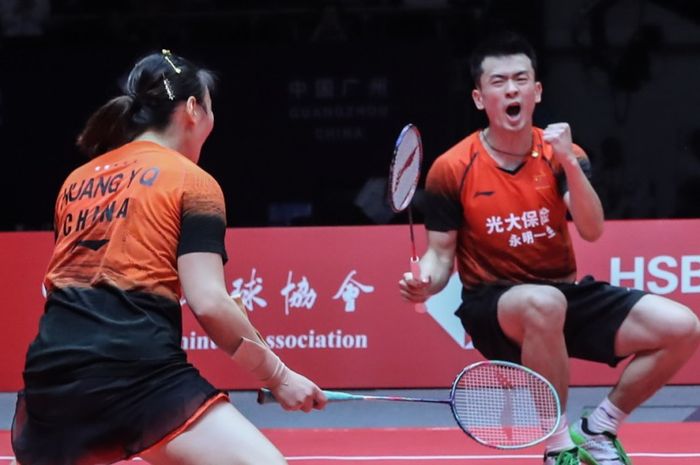 Pasangan ganda campuran China, Zheng Siwei/Huang Yaqiong, merayakan kemenangan pada matchday 3 Grup B BWF World Tour Finals 2019 di Tianhe Gymnasium, Guangzhou, China, Jumat (13/12/2019)