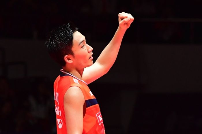 Pemain tunggal putra Jepang, Kento Momota, merayakan kemenangan atas Anthony Sinisuka Ginting di final BWF World Tour Finals 2019.