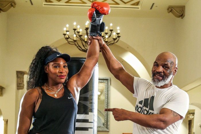 Petenis putri Amerika Serikat (AS), Serena Williams, berpose dengan eks petinju kelas berat AS, Mike Tyson, seusai menjalani sesi latihan tinju pada pramusim 2020 di Akademi Tenis Patrick Mouratoglou di Boca Raton, Florida, AS.