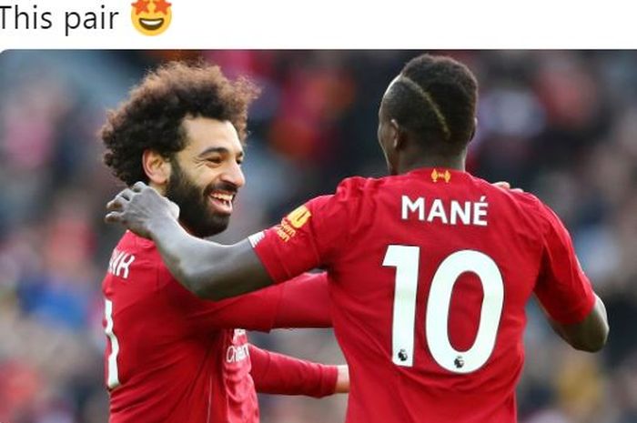 Penyerang Liverpool, Mohamed Salah, melakukan selebrasi bersama Sadio Mane.