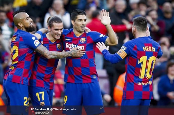 Lionel Messi turut bergabung bersama Luis Suarez dan Arturo Vidal untuk merayakan gol yang dicetak  Antoine Griezmann ke gawang Deportivo Alaves di Stadion Camp Nou, Sabtu (21/12/2019). 