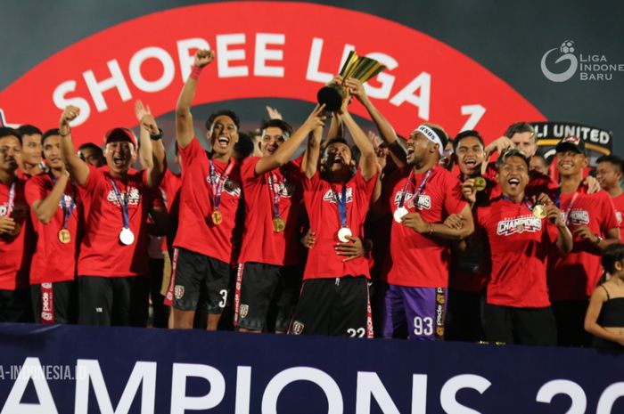 Suasana perayaan Bali United yang baru saja menerima Piala juara Liga 1 2019.
