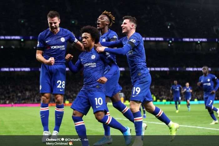 Para pemain Chelsea turut merayakan gol  yang dicetak oleh Willian ke gawang Tottenham Hotspur pada laga derbi London di Tottenham Hotspur Stadium, Minggu (22/12/2019).