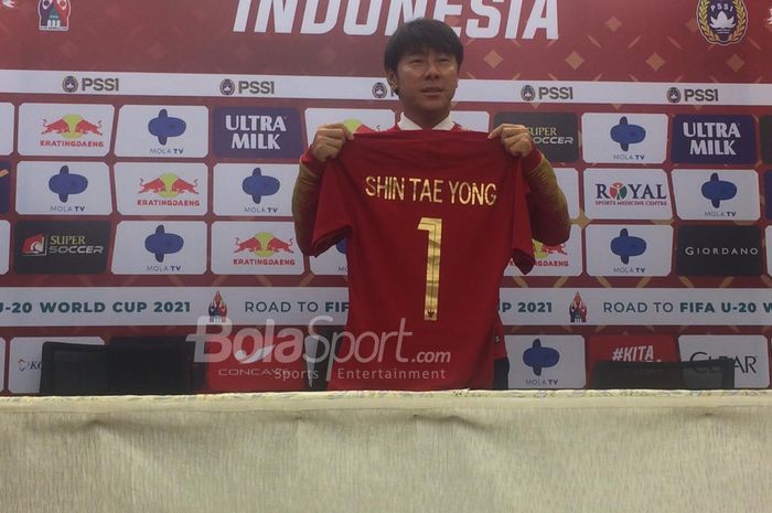 Pelatih timnas Indonesia, Shin Tae-yong, diperkenalkan di Stadion Pakansari