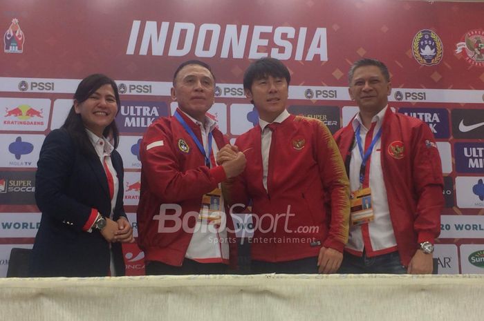 PSSI perkenalkan Pelatih timnas Indonesia, Shin Tae-yong, di Stadion Pakansari