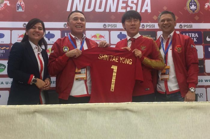 Shin Tae Yong saat diperkenalkan sebagai pelatih timnas Indonesia yang baru di Stadion Pakansari, Cibinong, Bogor pada Sabtu (28/12/2019).